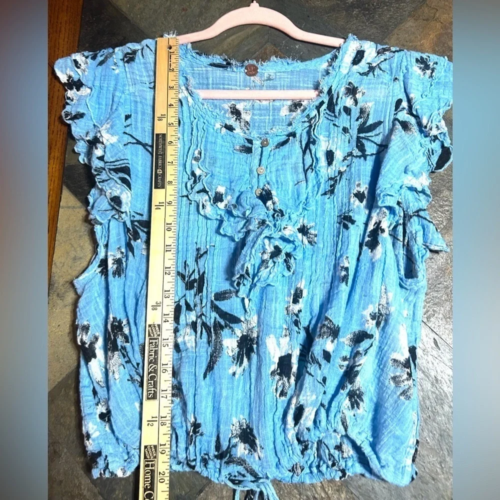 Free People FP ONE Floral Gauze Top Womens Medium Blue Flutter Sleeve‎ Boho M